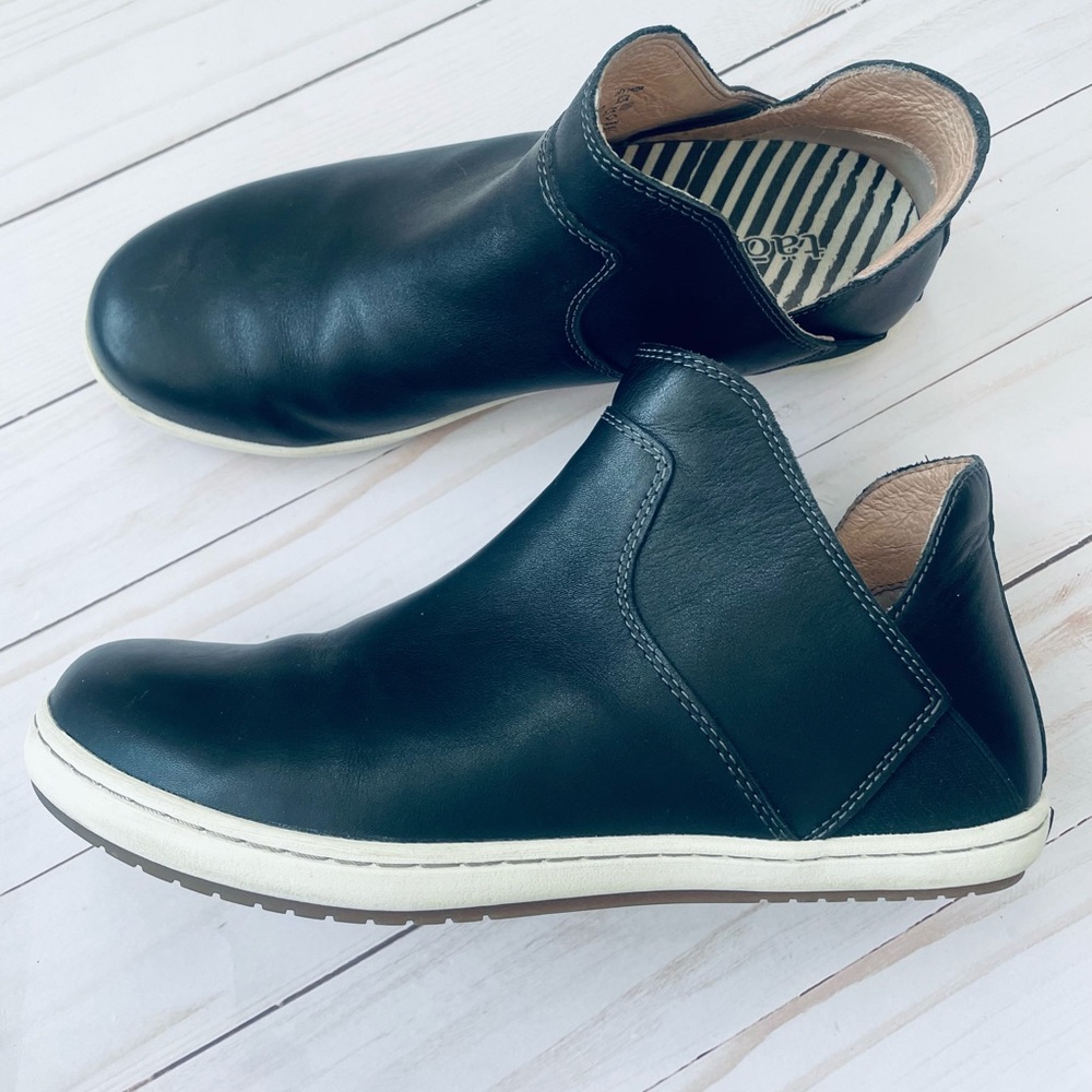 Like new Taos Unity black leather slip-on high top shoes 7 everyday classi